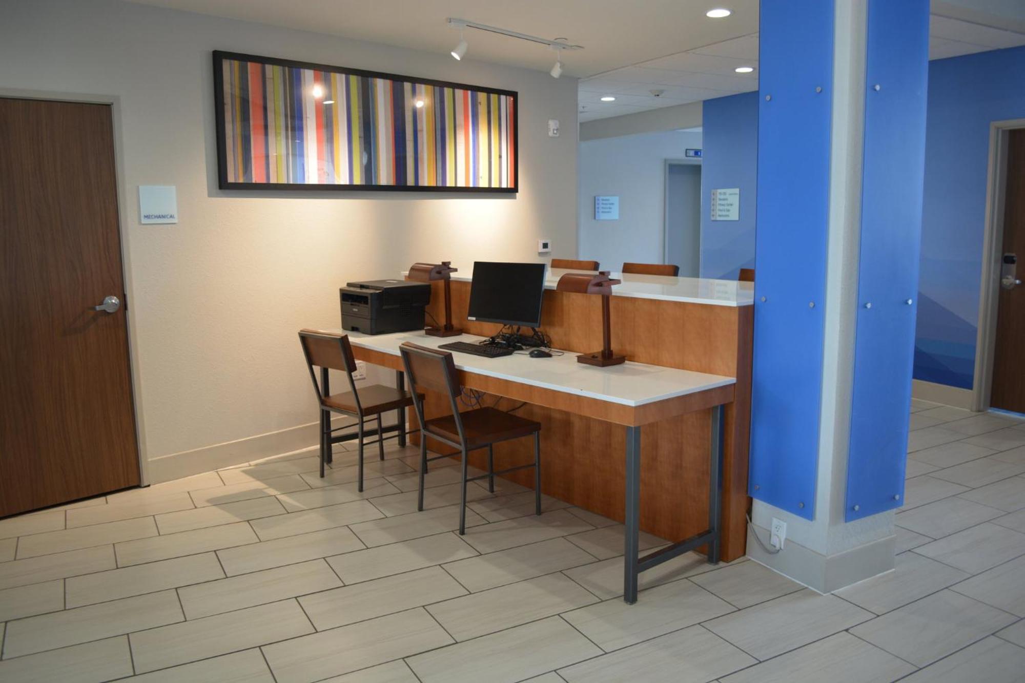 Holiday Inn Express & Suites リベラル エクステリア 写真