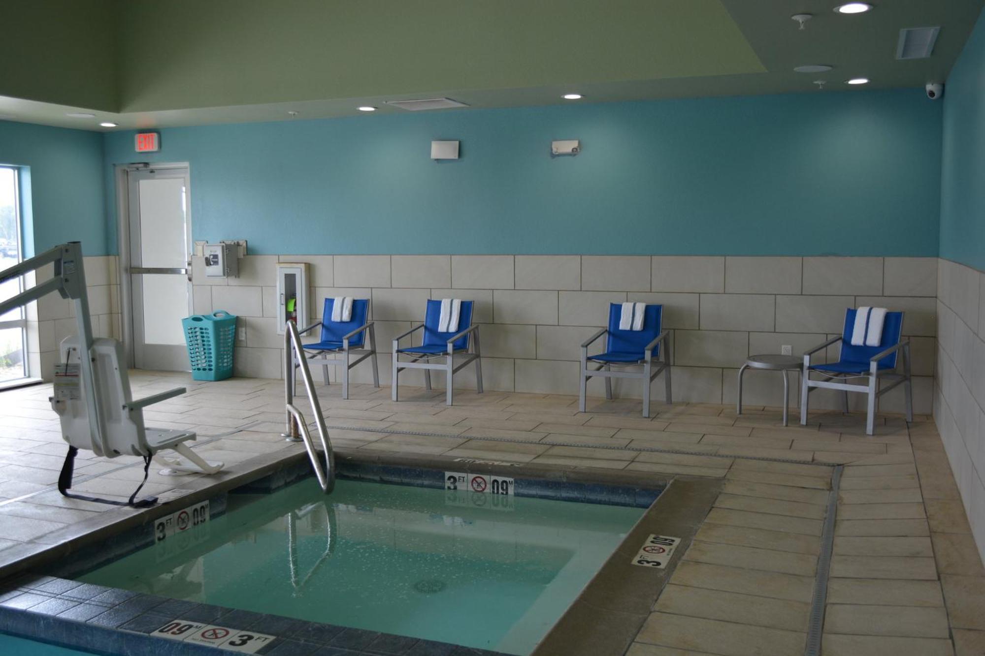 Holiday Inn Express & Suites リベラル エクステリア 写真