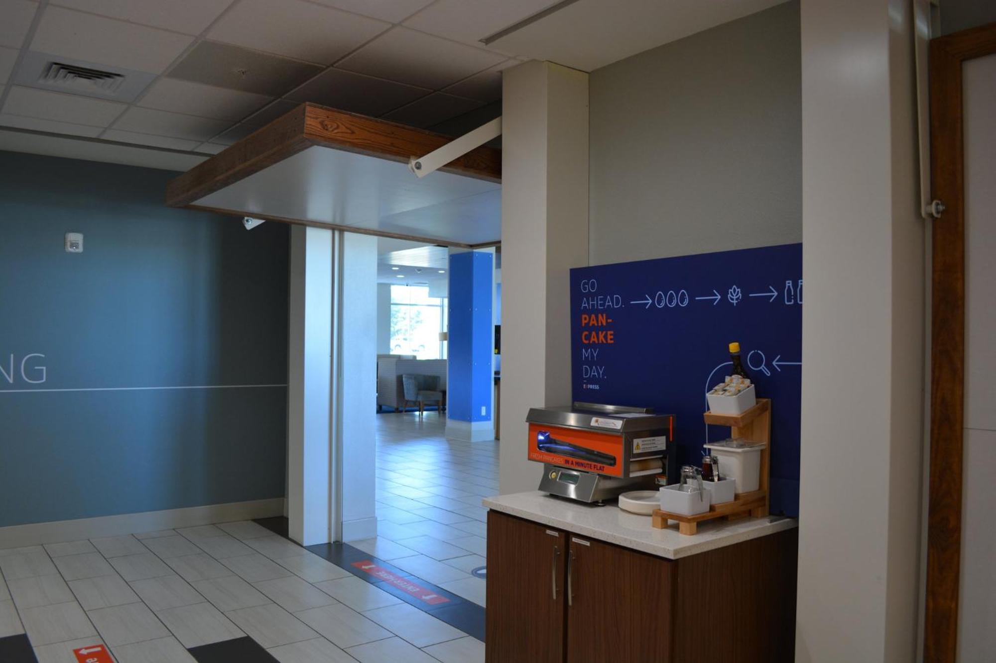 Holiday Inn Express & Suites リベラル エクステリア 写真