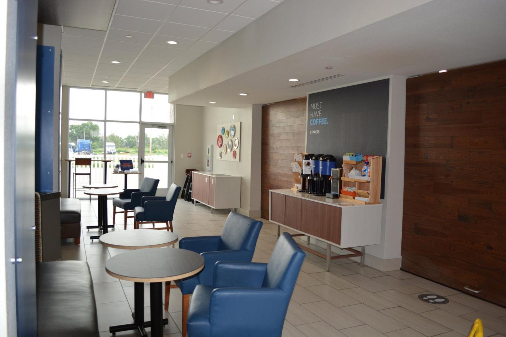 Holiday Inn Express & Suites リベラル エクステリア 写真