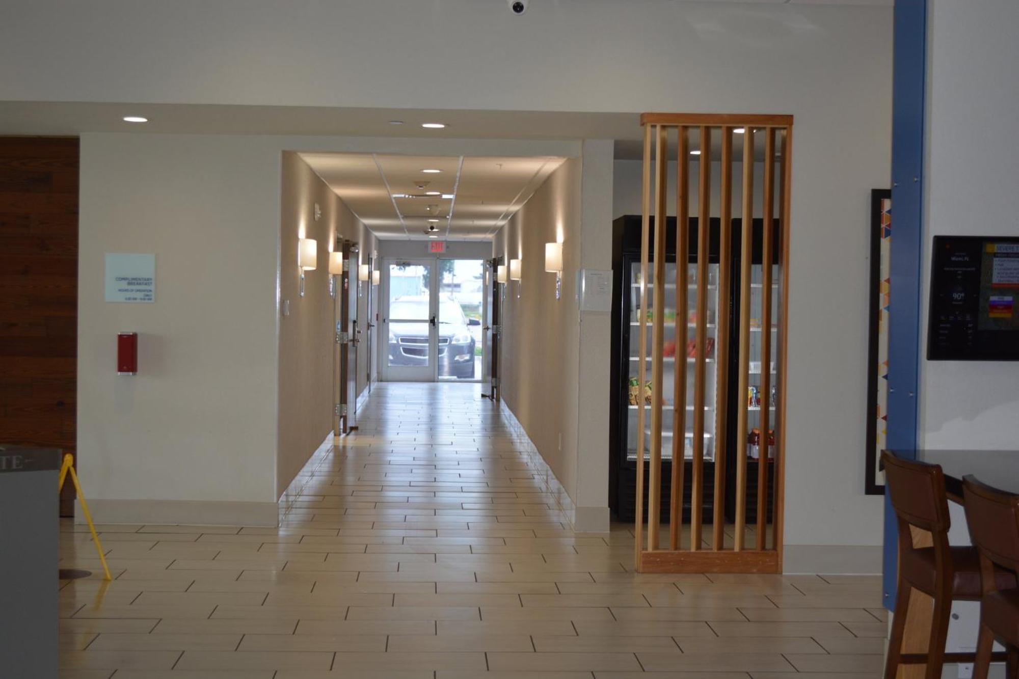 Holiday Inn Express & Suites リベラル エクステリア 写真