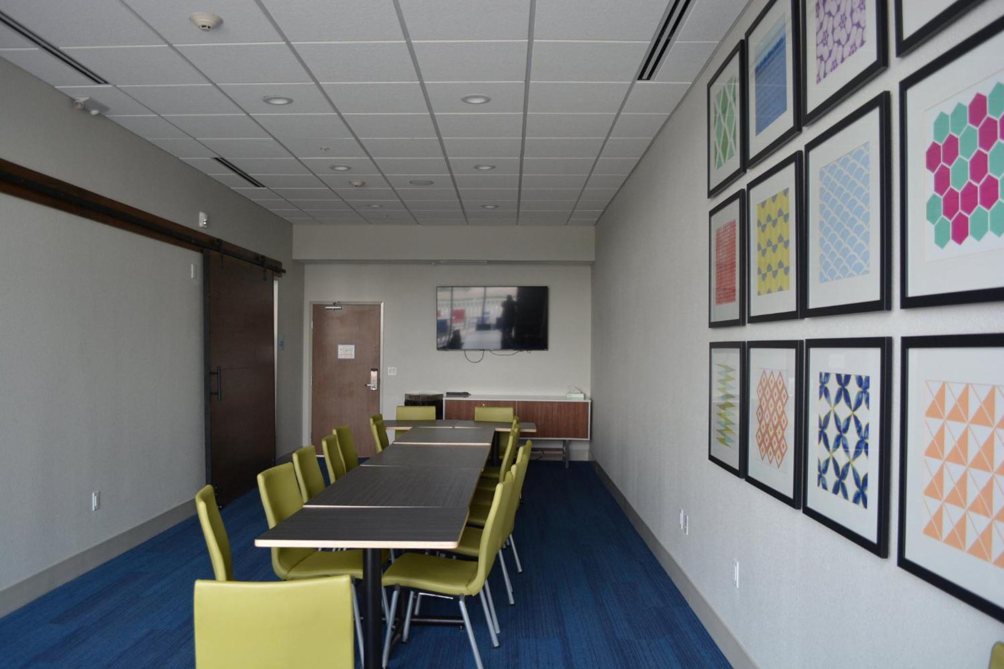 Holiday Inn Express & Suites リベラル エクステリア 写真