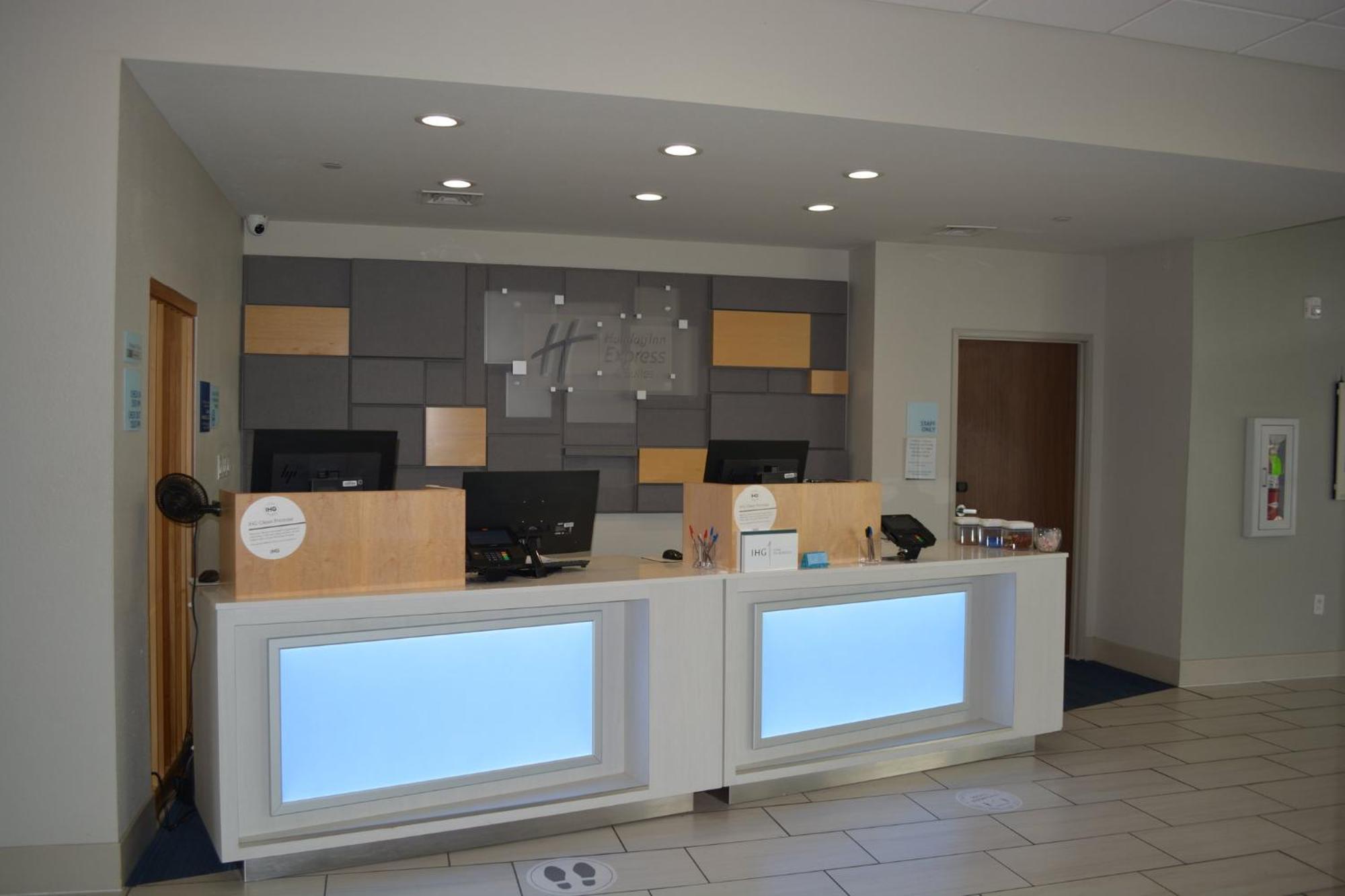 Holiday Inn Express & Suites リベラル エクステリア 写真