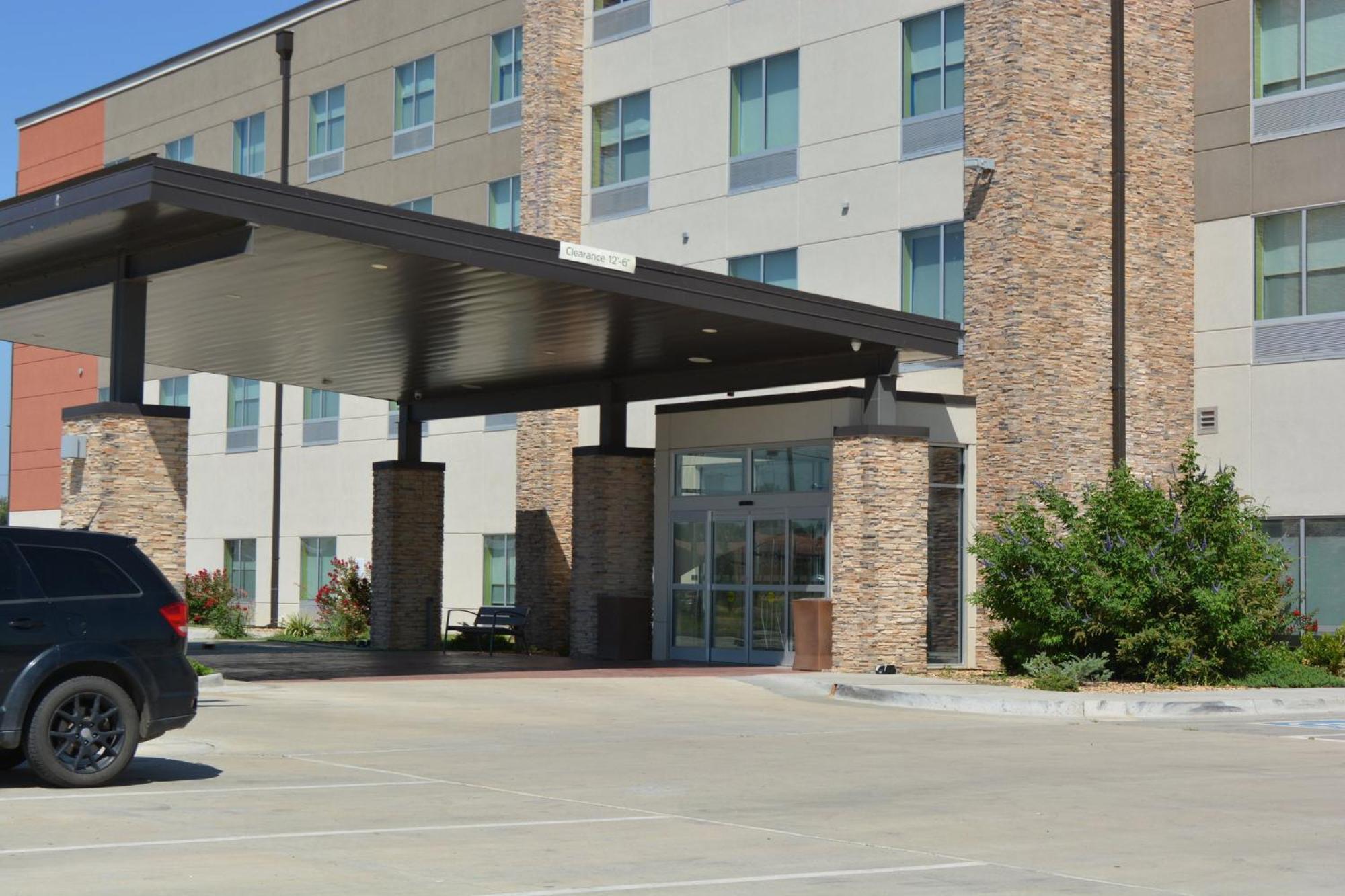 Holiday Inn Express & Suites リベラル エクステリア 写真