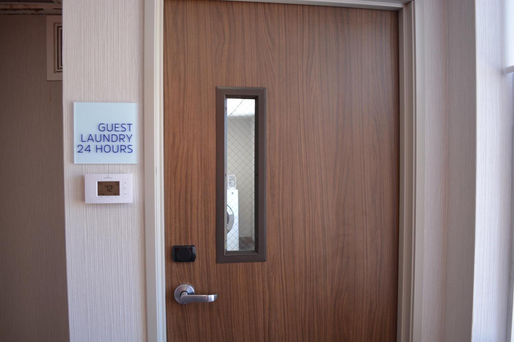 Holiday Inn Express & Suites リベラル エクステリア 写真