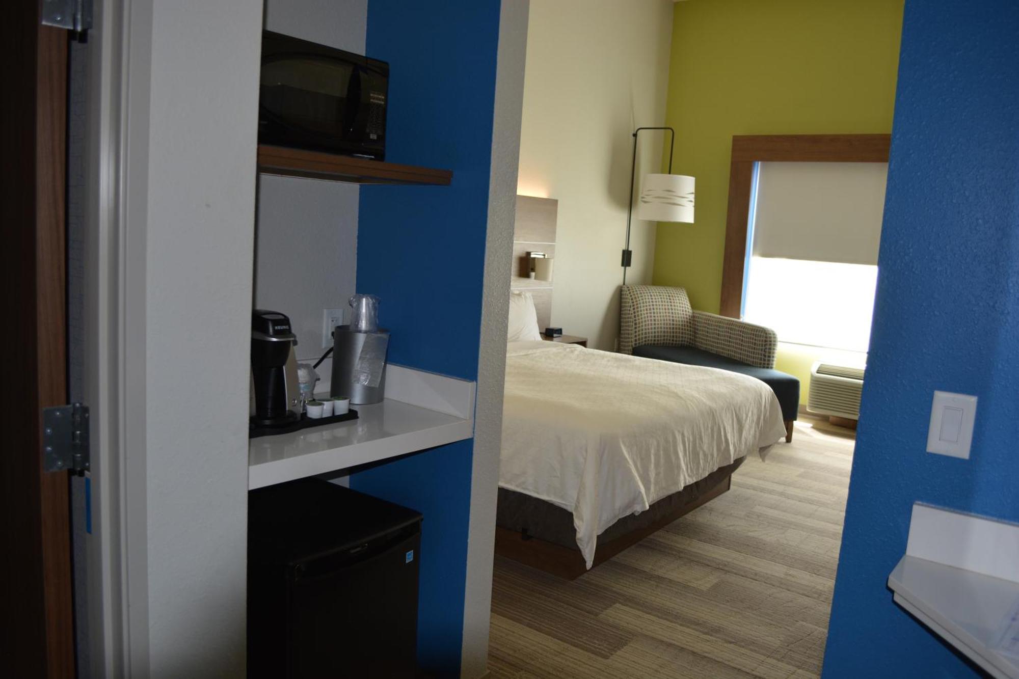 Holiday Inn Express & Suites リベラル エクステリア 写真