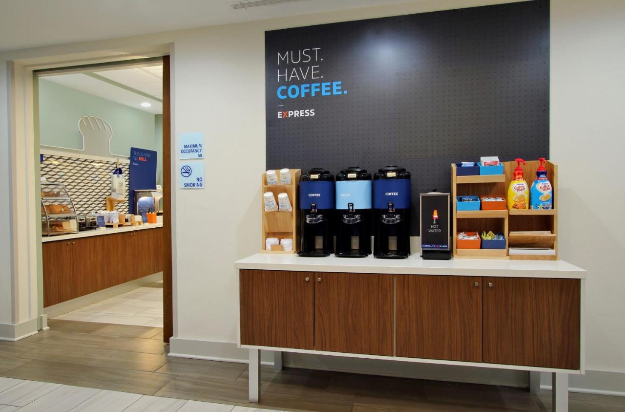 Holiday Inn Express & Suites リベラル エクステリア 写真